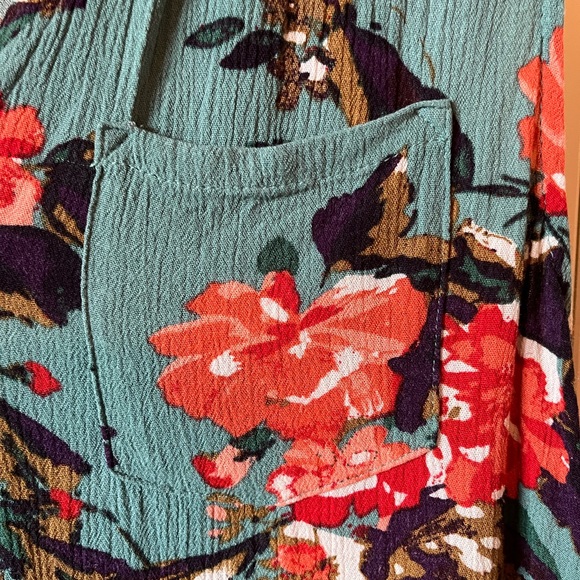 Market & Spruce tank with button trim and pocket - Picture 5 of 9